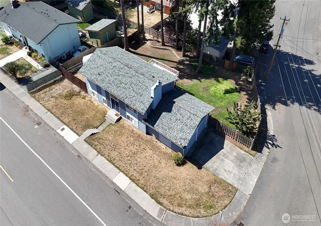Photo 2 of Single family home for sale at 983 Ne O'leary St, Oak Harbor, WA 98277 | MLS# NWM2532041 | Listing updated on 2026-09-29