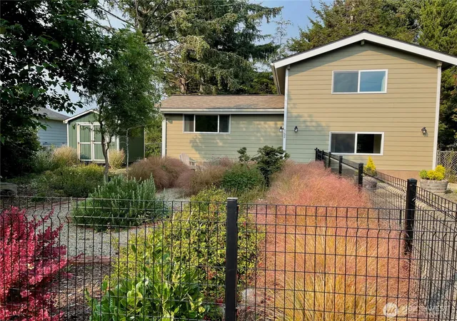 Photo 2 of Single family home for sale at 142 N Port Loop Nw, Ocean Shores, WA 98569 | MLS# NWM2532322 | Listing updated on 2026-09-21