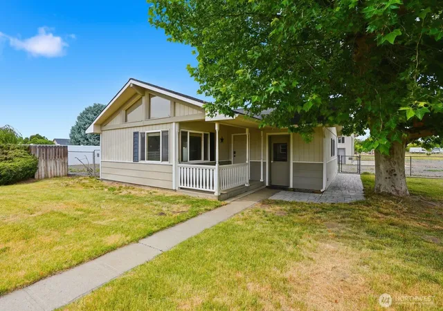 Photo 3 of Single family home for sale at 4101 Ahtanum, Yakima, WA 98903 | MLS# NWM2532350 | Listing updated on 2026-10-02