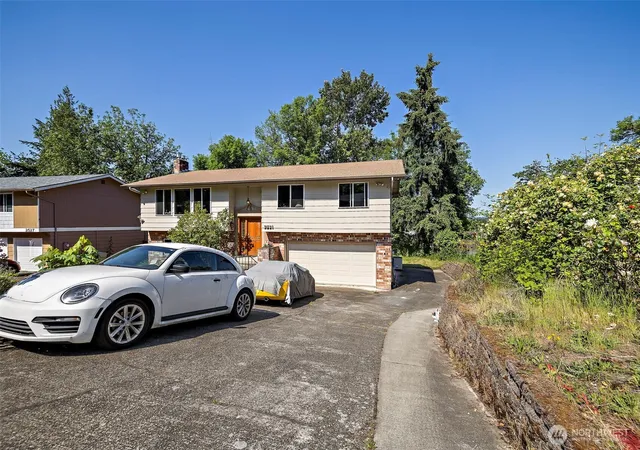 Photo 3 of Single family home for sale at 2521 Talbot Crst Dr S, Renton, WA 98055 | MLS# NWM2532561 | Listing updated on 2026-09-21