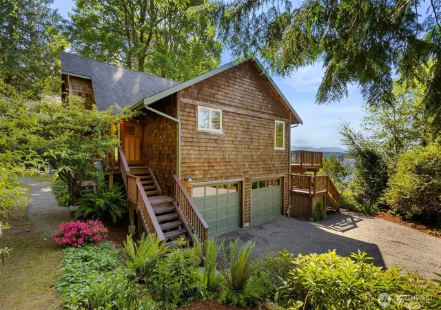 Photo 4 of Single family home for sale at 30050 Scenic Dr NE, Poulsbo, WA 98370 | MLS# NWM2532688 | Listing updated on 2026-09-22