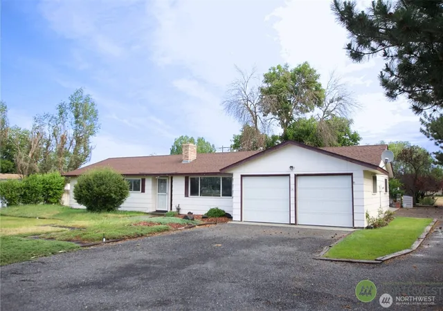 Photo 2 of Sale Pending at 11298 Nelson Rd Ne, Moses Lake, WA 98837 | MLS# NWM2532703 | Listing updated on 2026-09-30