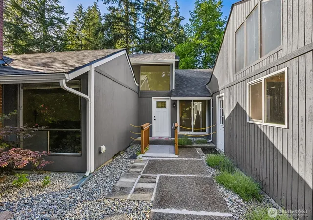 Photo 2 of Single family home for sale at 6425 Nyanza Park Dr Sw, Lakewood, WA 98499 | MLS# NWM2532876 | Listing updated on 2026-09-21