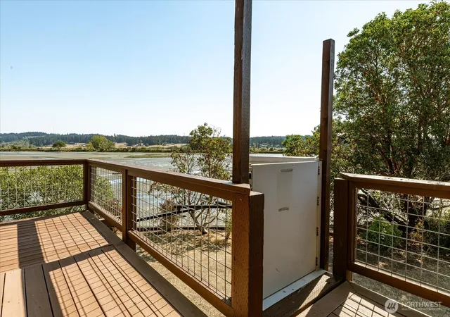 Photo 4 of Single family home for sale at 2385 Sunlight Beach Rd, Clinton, WA 98236 | MLS# NWM2532901 | Listing updated on 2026-09-30