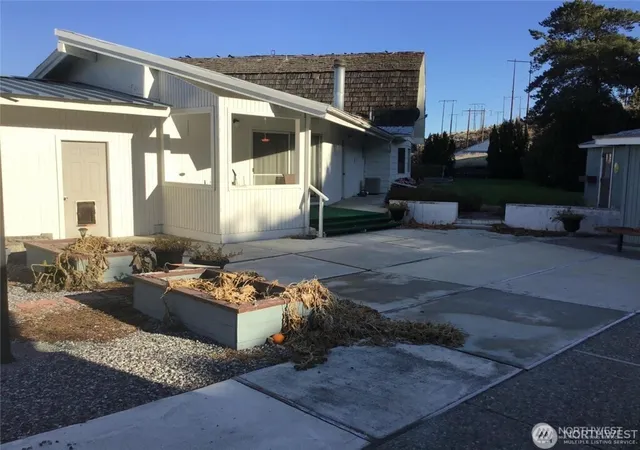 Photo 2 of Single family home for sale at 2627 Malaga Alcoa Hwy, Malaga, WA 98828 | MLS# NWM2532959 | Listing updated on 2026-09-21