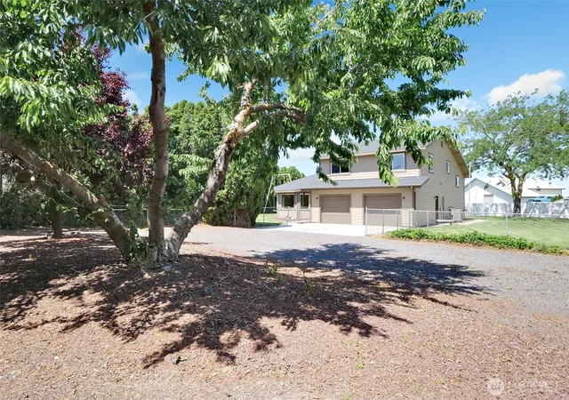 Photo 3 of Single family home for sale at 1914 Se Road N, Moses Lake, WA 98837 | MLS# NWM2533070 | Listing updated on 2026-09-28