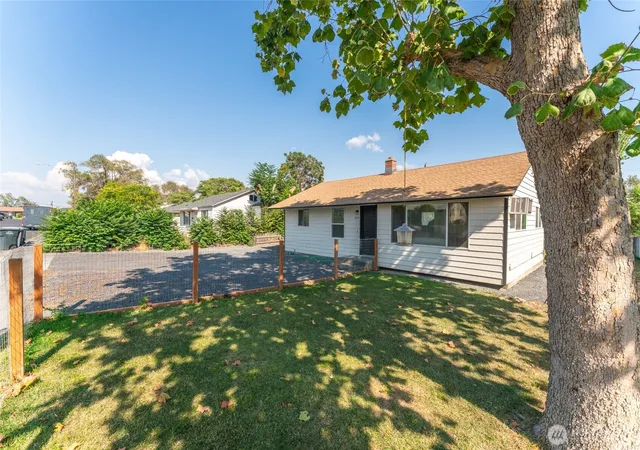 Photo 1 of Single family home for sale at 519 N Clark Rd, Moses Lake, WA 98837 | MLS# NWM2533230 | Listing updated on 2026-09-21