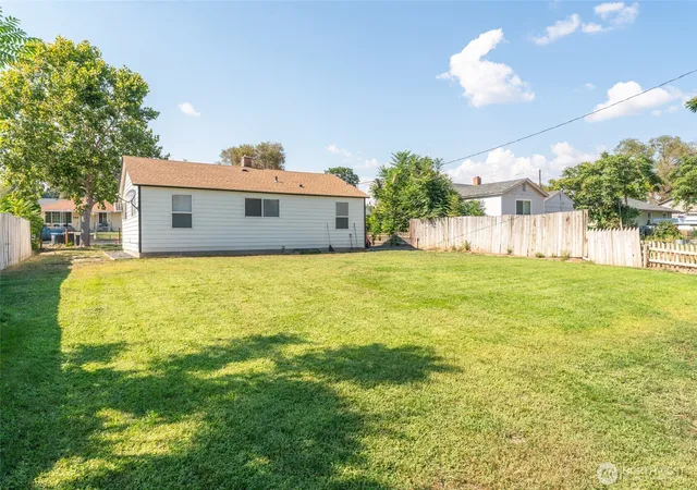 Photo 2 of Single family home for sale at 519 N Clark Rd, Moses Lake, WA 98837 | MLS# NWM2533230 | Listing updated on 2026-09-21