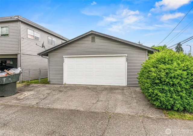Photo 3 of Multi family home for sale at 733 Delaware St, Longview, WA 98632 | MLS# NWM2533254 | Listing updated on 2026-09-22