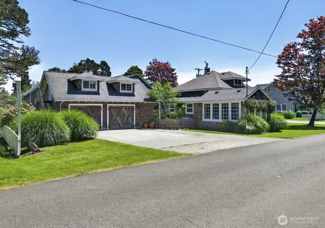 Photo 4 of Single family home for sale at 1101 35th Street, Seaview, WA 98644 | MLS# NWM2533261 | Listing updated on 2026-09-21