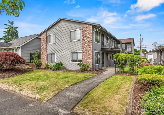 Multi family home for sale at 1521 9th Avenue, Longview, WA 98632 | MLS# NWM2533270