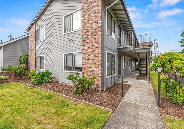 Photo 3 of Multi family home for sale at 1521 9th Avenue, Longview, WA 98632 | MLS# NWM2533270 | Listing updated on 2026-09-22