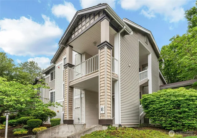 Photo 2 of Condo for sale at 25235 Se Klahanie Blvd #E305, Sammamish, WA 98029 | MLS# NWM2533425 | Listing updated on 2026-09-23