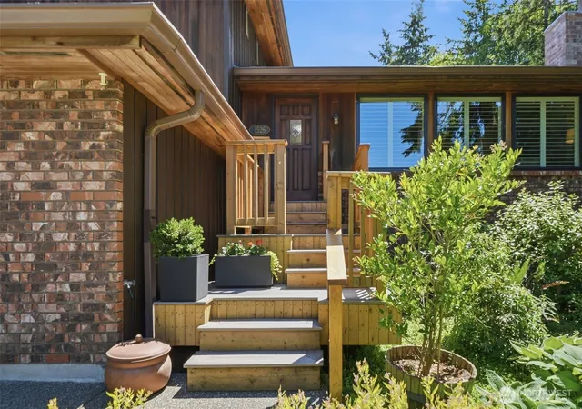Photo 3 of Single family home for sale at 1526 S Lake Stickney Dr, Lynnwood, WA 98087 | MLS# NWM2533450 | Listing updated on 2026-10-13