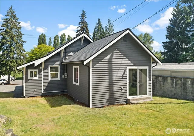 Photo 3 of Single family home for sale at 1021 Sw 130th Street, Burien, WA 98146 | MLS# NWM2533493 | Listing updated on 2026-09-21