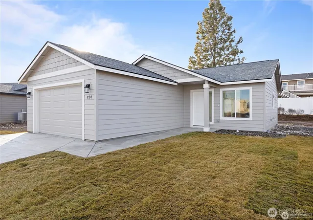 Single family home for sale at 904 La Vista Dr, Warden, WA 98857 | MLS# NWM2533541