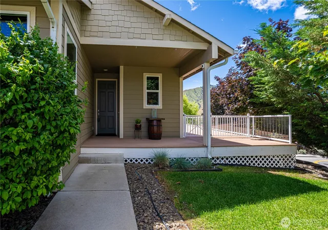 Photo 2 of Single family home for sale at 1000 Sunset Ln, Chelan, WA 98816 | MLS# NWM2533608 | Listing updated on 2026-09-24