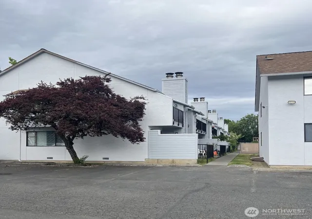 Photo 2 of Condo for sale at 12434 Ambaum Blvd Sw #106, Seattle, WA 98146 | MLS# NWM2533665 | Listing updated on 2026-09-21