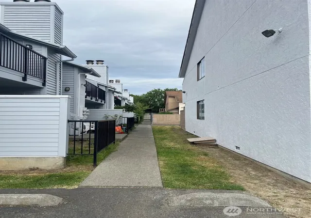 Photo 4 of Condo for sale at 12434 Ambaum Blvd SW #106, Seattle, WA 98146 | MLS# NWM2533665 | Listing updated on 2026-09-21