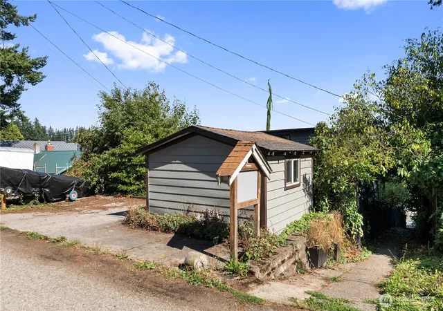 Photo 3 of Sale Pending at 7411 Hermosa Beach Rd, Tulalip, WA 98271 | MLS# NWM2533695 | Listing updated on 2026-09-25