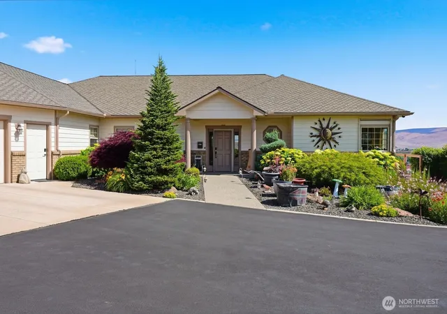 Photo 2 of Single family home for sale at 332 Marisa Hl Dr, Selah, WA 98942 | MLS# NWM2533730 | Listing updated on 2026-10-22