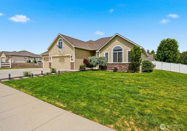 Photo 3 of Single family home for sale at 7601 W Washington Ave, Yakima, WA 98903 | MLS# NWM2533735 | Listing updated on 2026-10-01