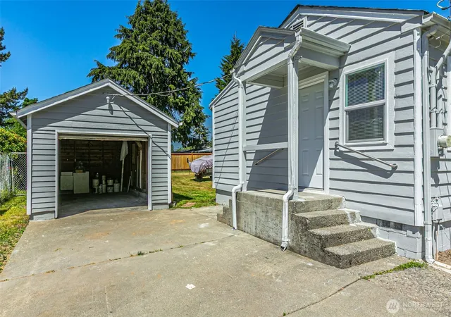 Photo 3 of Sale Pending at 1516 South 272nd, Des Moines, WA 98198 | MLS# NWM2533811 | Listing updated on 2026-09-25