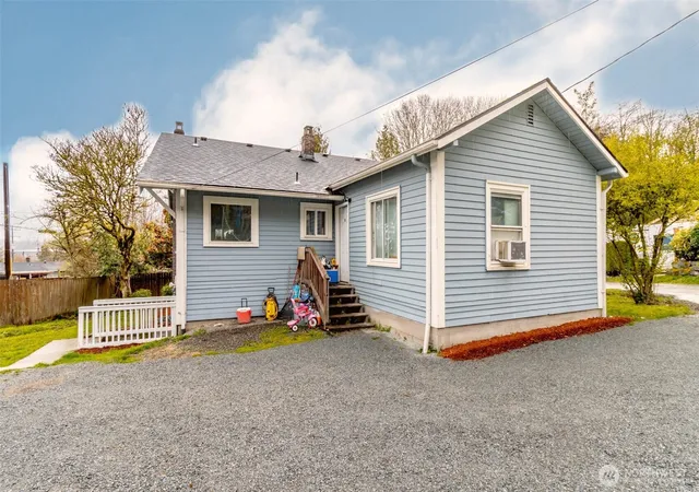Photo 1 of Single family home for sale at 10033 Des Moines Memorial Dr S, Seattle, WA 98168 | MLS# NWM2533852 | Listing updated on 2026-09-21