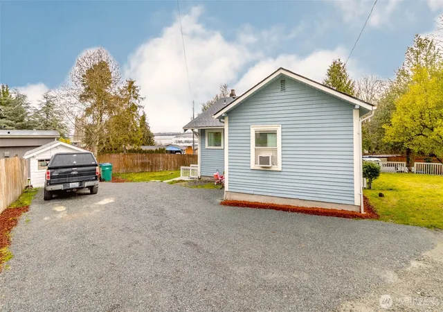 Photo 3 of Single family home for sale at 10033 Des Moines Memorial Dr S, Seattle, WA 98168 | MLS# NWM2533852 | Listing updated on 2026-09-21
