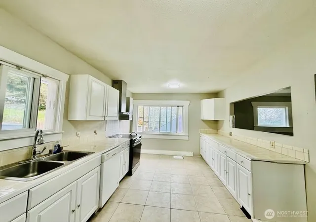 Photo 3 of Single family home for sale at 10033 Des Moines Memorial Dr S, Seattle, WA 98168 | MLS# NWM2533852 | Listing updated on 2026-09-21