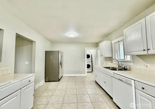 Photo 4 of Single family home for sale at 10033 Des Moines Memorial Dr S, Seattle, WA 98168 | MLS# NWM2533852 | Listing updated on 2026-09-21
