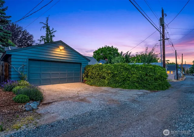 Photo 2 of Single family home for sale at 19 N Garfield Ave, Wenatchee, WA 98801 | MLS# NWM2533862 | Listing updated on 2026-09-19