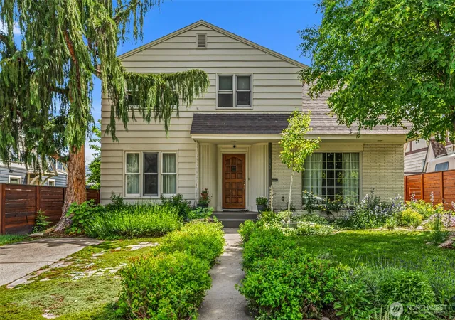 Photo 3 of Single family home for sale at 19 N Garfield Ave, Wenatchee, WA 98801 | MLS# NWM2533862 | Listing updated on 2026-09-19