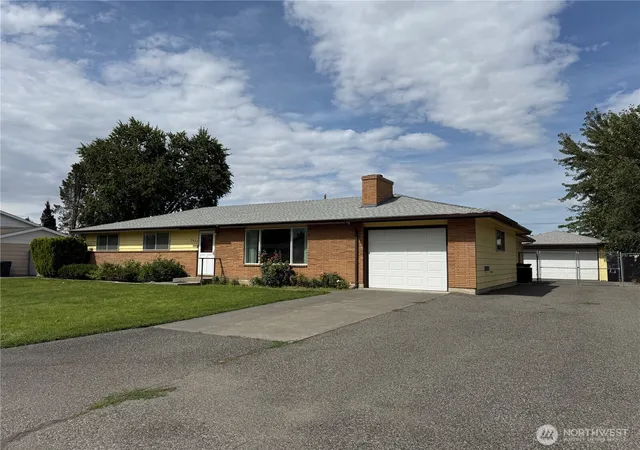 Single family home for sale at 3903 W Nixon St, Pasco, WA 99301 | MLS# NWM2533866