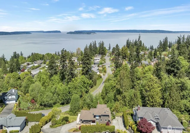 Photo 4 of Single family home for sale at 1133 8th Drive, Mukilteo, WA 98275 | MLS# NWM2533893 | Listing updated on 2026-10-03