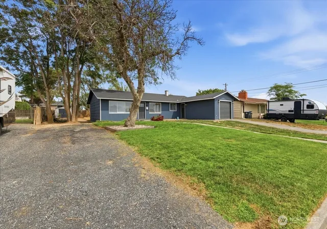 Photo 2 of Single family home for sale at 262 N Earl Rd, Moses Lake, WA 98837 | MLS# NWM2533982 | Listing updated on 2026-09-21