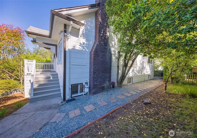 Photo 3 of Single family home for sale at 331 Ne 53rd Street, Seattle, WA 98105 | MLS# NWM2534042 | Listing updated on 2026-09-21