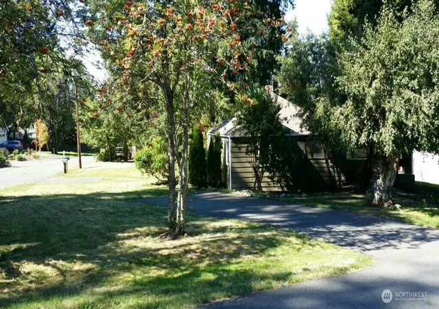 Photo 3 of Single family home for sale at 16707 79th Place Ne, Kenmore, WA 98028 | MLS# NWM2534137 | Listing updated on 2026-10-15