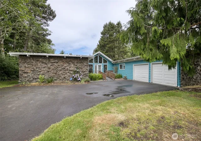 Single family home for sale at 18 Sunset Blvd, Hoquiam, WA 98550 | MLS# NWM2534234