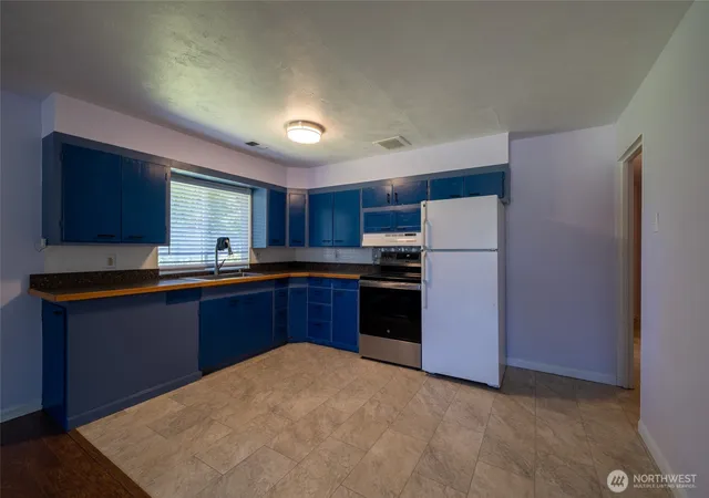 Photo 4 of Sale Pending at 1308 W Main St, Centralia, WA 98531 | MLS# NWM2534456 | Listing updated on 2026-09-03