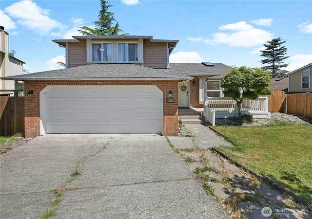 Photo 3 of Single family home for sale at 32332 19th Court Sw, Federal Way, WA 98023 | MLS# NWM2534573 | Listing updated on 2026-10-01
