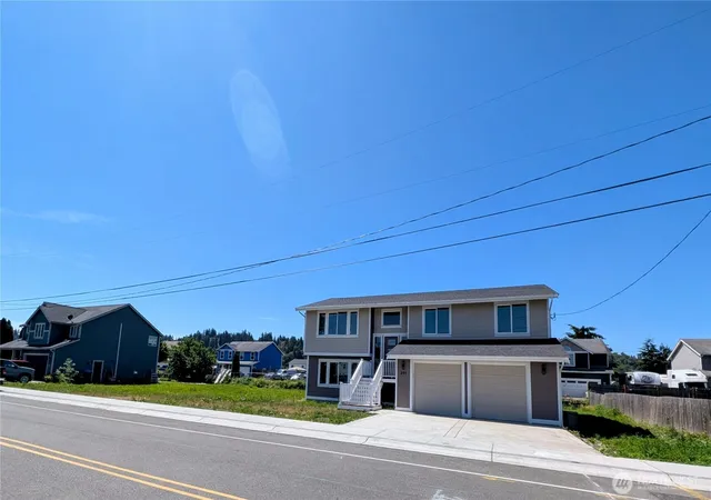 Photo 2 of Single family home for sale at 201 Stanley Ave, Algona, WA 98001 | MLS# NWM2534746 | Listing updated on 2026-10-01