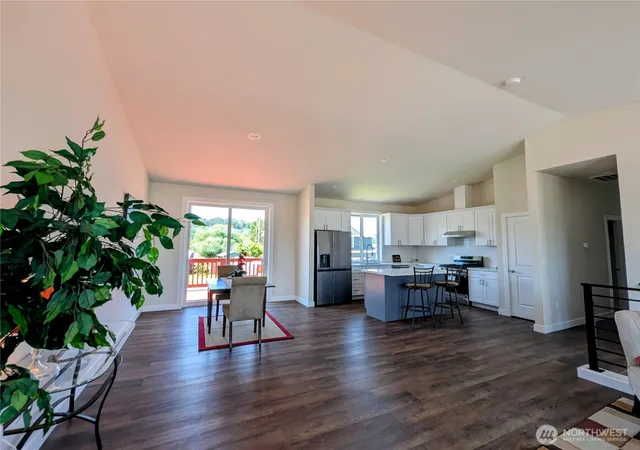 Photo 4 of Single family home for sale at 201 Stanley Ave, Algona, WA 98001 | MLS# NWM2534746 | Listing updated on 2026-10-01