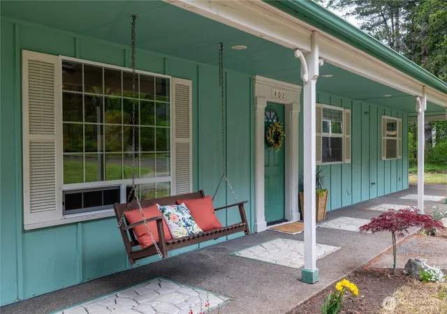 Photo 2 of Sale Pending at 402 E Hiawatha Blvd, Shelton, WA 98584 | MLS# NWM2534850 | Listing updated on 2026-09-29
