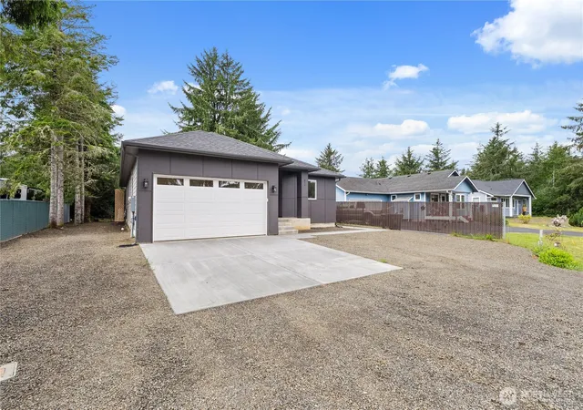 Photo 1 of Single family home for sale at 811 Vagabond Ave, Ocean Shores, WA 98569 | MLS# NWM2535028 | Listing updated on 2026-09-21