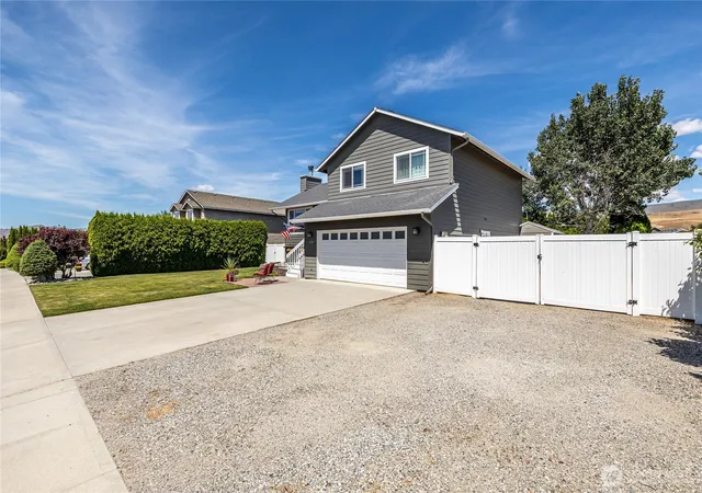 Photo 4 of Single family home for sale at 2386 Fancher Fld Rd, East Wenatchee, WA 98802 | MLS# NWM2535038 | Listing updated on 2026-09-24