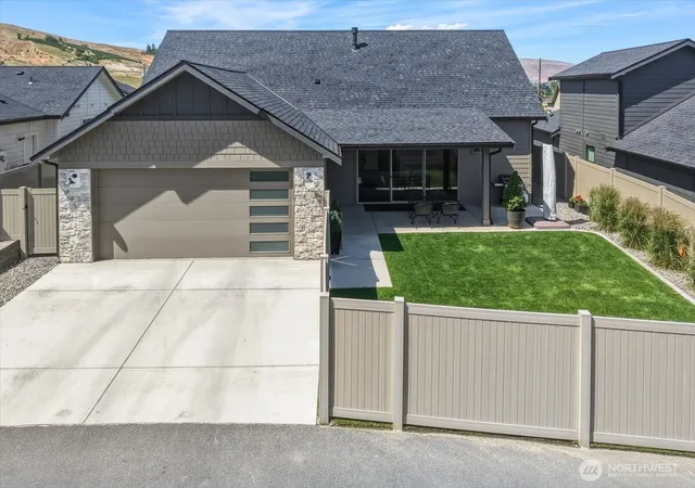 Photo 2 of Sale Pending at 913 Racine Springs Dr, Wenatchee, WA 98801 | MLS# NWM2535157 | Listing updated on 2026-07-08