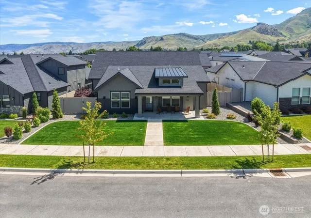 Photo 3 of Sale Pending at 913 Racine Springs Dr, Wenatchee, WA 98801 | MLS# NWM2535157 | Listing updated on 2026-07-08