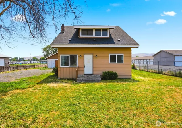 Photo 2 of Sale Pending at 502 W Washington Ave, Yakima, WA 98903 | MLS# NWM2535417 | Listing updated on 2026-09-25