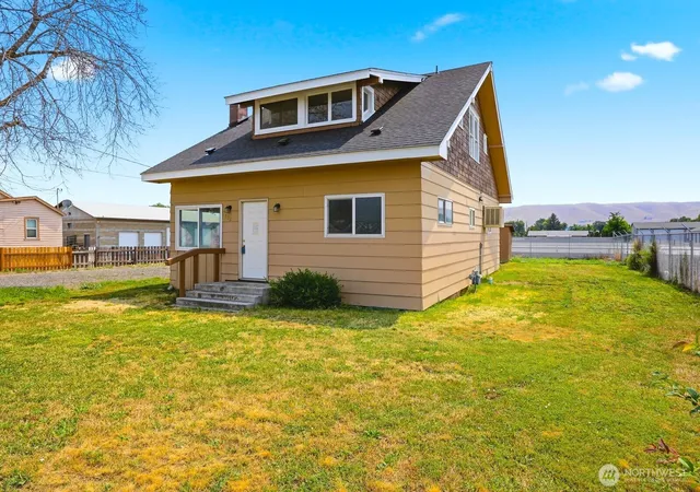Photo 3 of Sale Pending at 502 W Washington Ave, Yakima, WA 98903 | MLS# NWM2535417 | Listing updated on 2026-09-25